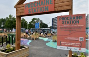 Photo de la Placette Prochaine station, composée de chemins colorés avec bacs de fleurs.