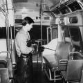 Nettoyage de l'intérieur d'un bus, 1968