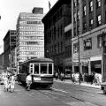 Tramway sur la rue Sainte-Catherine, 1956