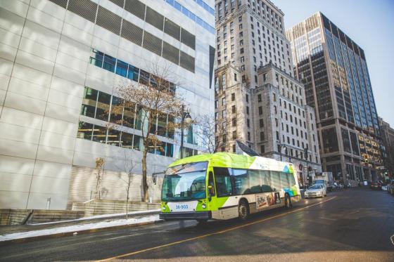 Photo d’un bus électrique roulant au centre-ville de Montréal.