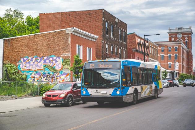 Photo de la ligne bus 125 sur la rue Ontario, près de la rue Fullum. Crédit Simon Laroche.