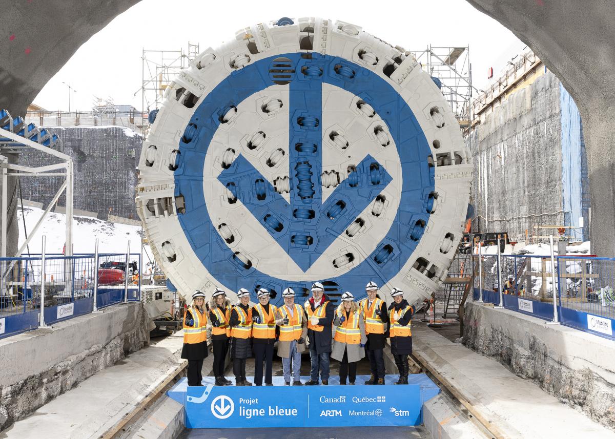 Dignitaires devant le tunnelier du Projet ligne bleue