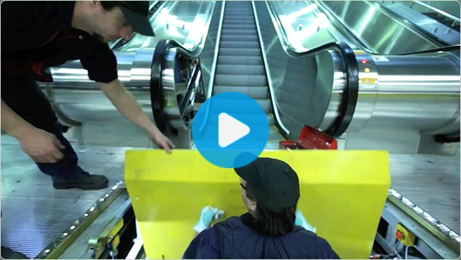 Equipe entretien escaliers roulant VIDEO coulisse Équipe d’entretien des escaliers roulants