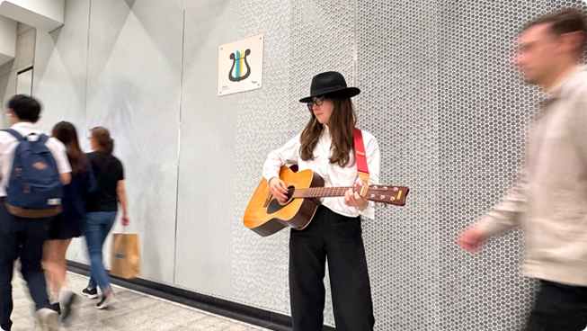 Musiciens métro Musicienne jouant à l’emplacement réservé