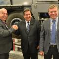 MM. Poëti, Coderre et Schnobb prennent la pose devant la première voiture du train prototype AZUR