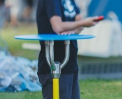 Gros plan d'une table haute jaune et bleue fabriqué avec un tripode de métro