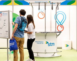Deux personnes à l'intérieur du kiosque d'information de la STM.