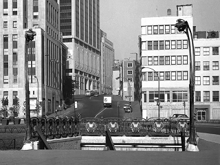 Photo en noir et blanc de la sortie de la station Square-Victoria en 1967.