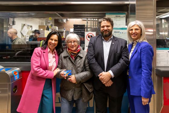 Gratuité 65+ : photo de la Mairesse de Montréal Mme Valérie Plante, du Président de la STM M. Éric-Alan Caldwell et de la directrice générale de la STM Mme Marie-Claude Léonard, entourant une cliente aînée résidente de Montréal.