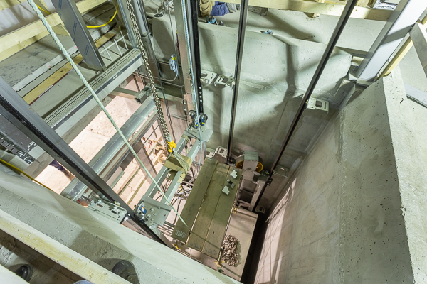 Construction du nouveau puits d'ascenseur pour relier la station au boulevard De Maisonneuve