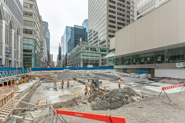 Preparation of the surface to restore the waterproofing system on De Maisonneuve Boulevard.