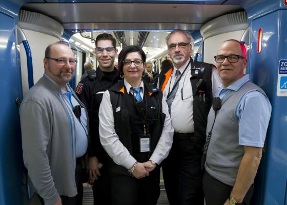 Photo d’employés de la STM à bord d’une voiture de métro Azur.