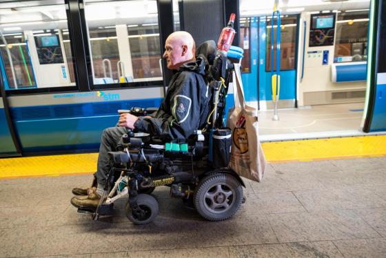 Photo d’un homme en fauteuil roulant sortant d’un métro Azure.