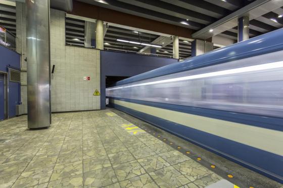 Photo d’un métro Azure qui quitte une station.