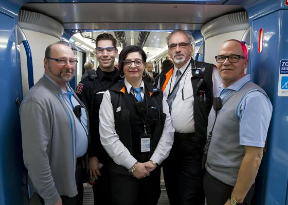 Photo d’employés de la STM à bord d’une voiture de métro Azure.