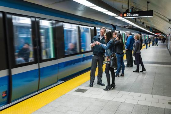 Photo de voyageurs sur le quai alors qu’un métro Azure arrive.