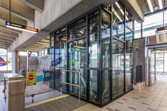 Photo d’une cage d'ascenseur en construction dans une station de métro.