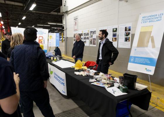 Photo d’un kiosque de sensibilisation sur l’environnement dans un centre de transport. 