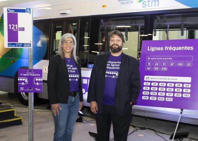 Marie-Claude Léonard et Éric Alan Caldwell présentant le réseau de lignes fréquentes