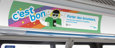 Visuel de la campagne sur les bons comportement. Texte : Porter des écouteurs, c'est bon pour respecter la tranquillité de tout le monde.