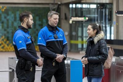 Duo d'ambassadeurs de sûreté accompagnant une cliente