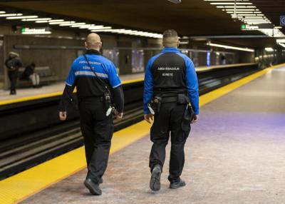 Duo d'ambassadeurs de sûreté parcourant une station de métro