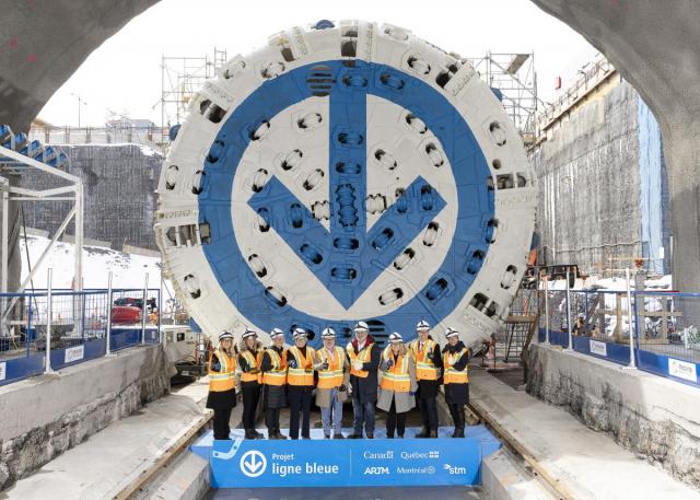 Dignitaires devant le tunnelier du Projet ligne bleue
