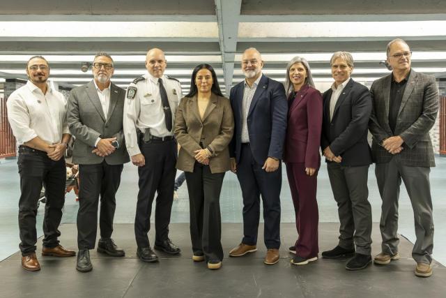 Dignitaires à la station Place-des-Arts pour l'annonce de mesures de sécurité