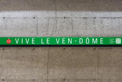 Bandeau de quai de la station Vendôme modifié où l'on peut lire Vive Le Ven-dôme