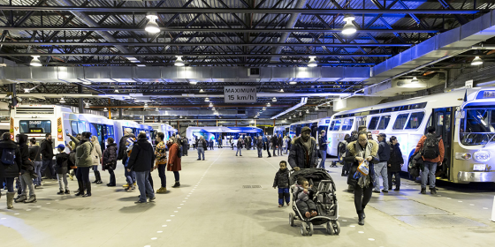 Photo exposition modèle bus STM du passé lors des portes ouvertes du centre de transport Legendre.