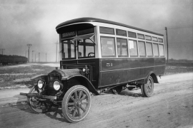 Photo ancien modèle 1919 un camion White transformé en bus.