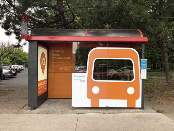 Photo Abribus maquillé dans le cadre de la campagne du mouvement orange.