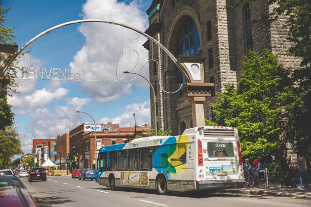 Photo of the Petite-Italie entry arch. Credi Simon Laroche.