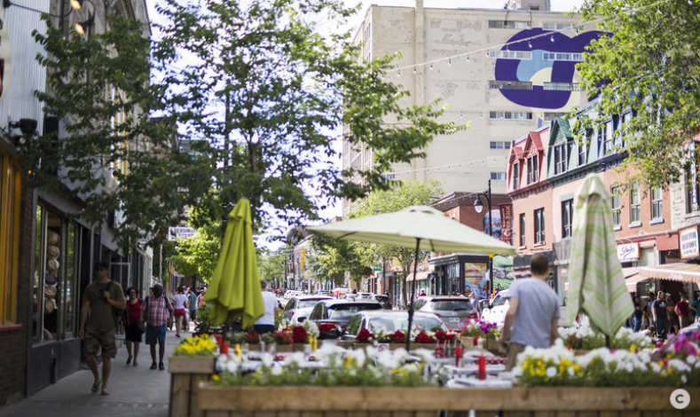 Photos des terrasses sur le boulevard Saint-Laurent.