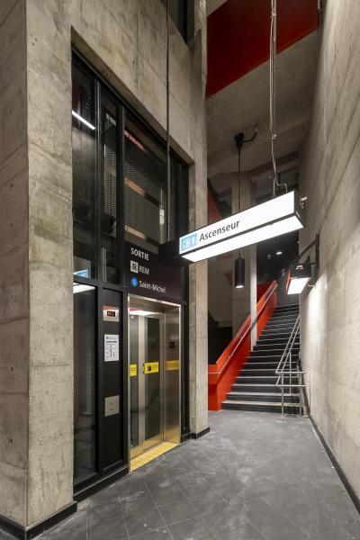 Photo de l'ascenseur pour le quai en direction Saint-Michel et le REM.