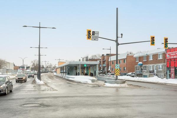 Vue de l'intersection Jean-Talon, abri en direction sud.